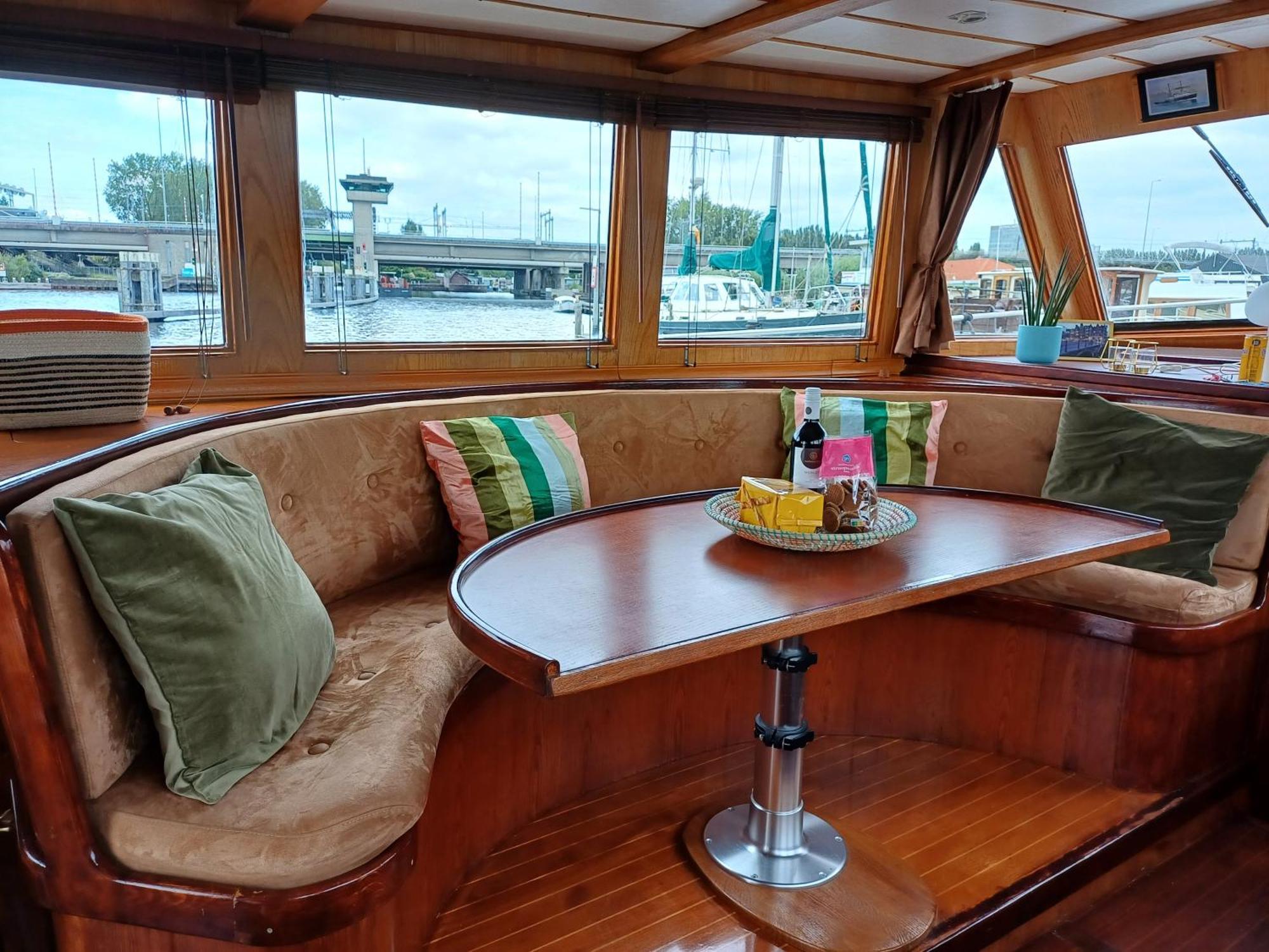 Motorjacht At Ease Hotel en barco