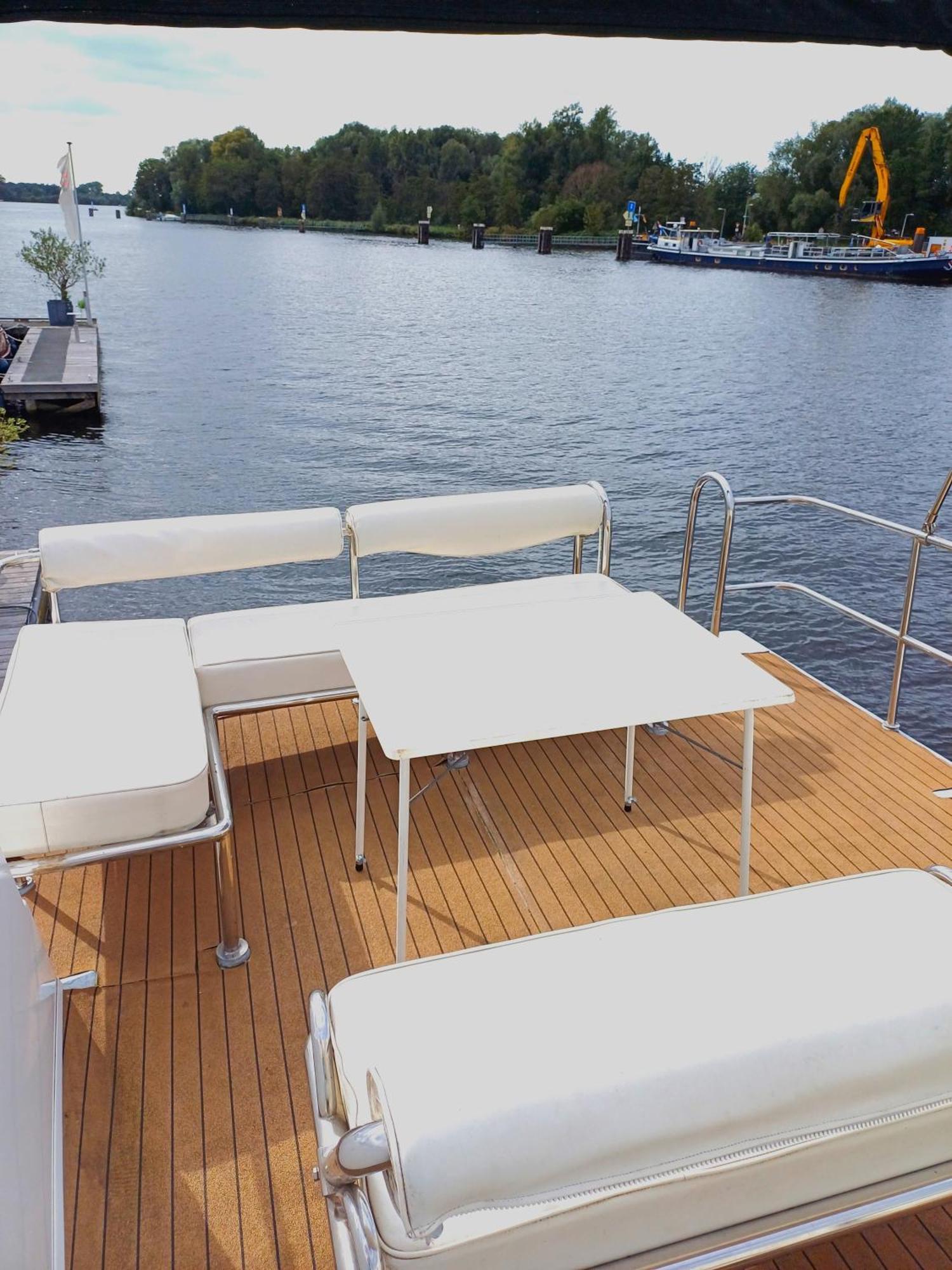 Motorjacht At Ease Hotel en barco *
