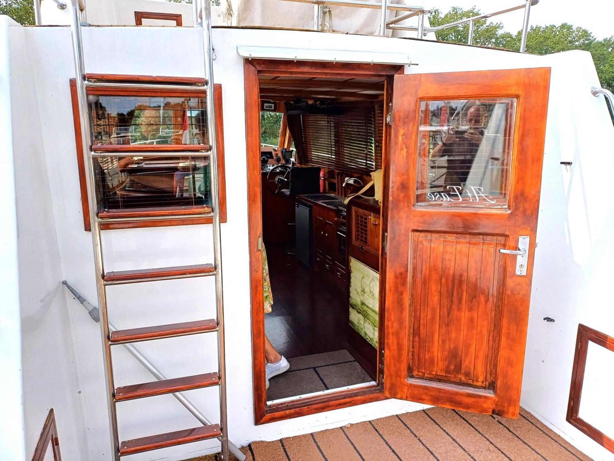 Motorjacht At Ease Hotel en barco