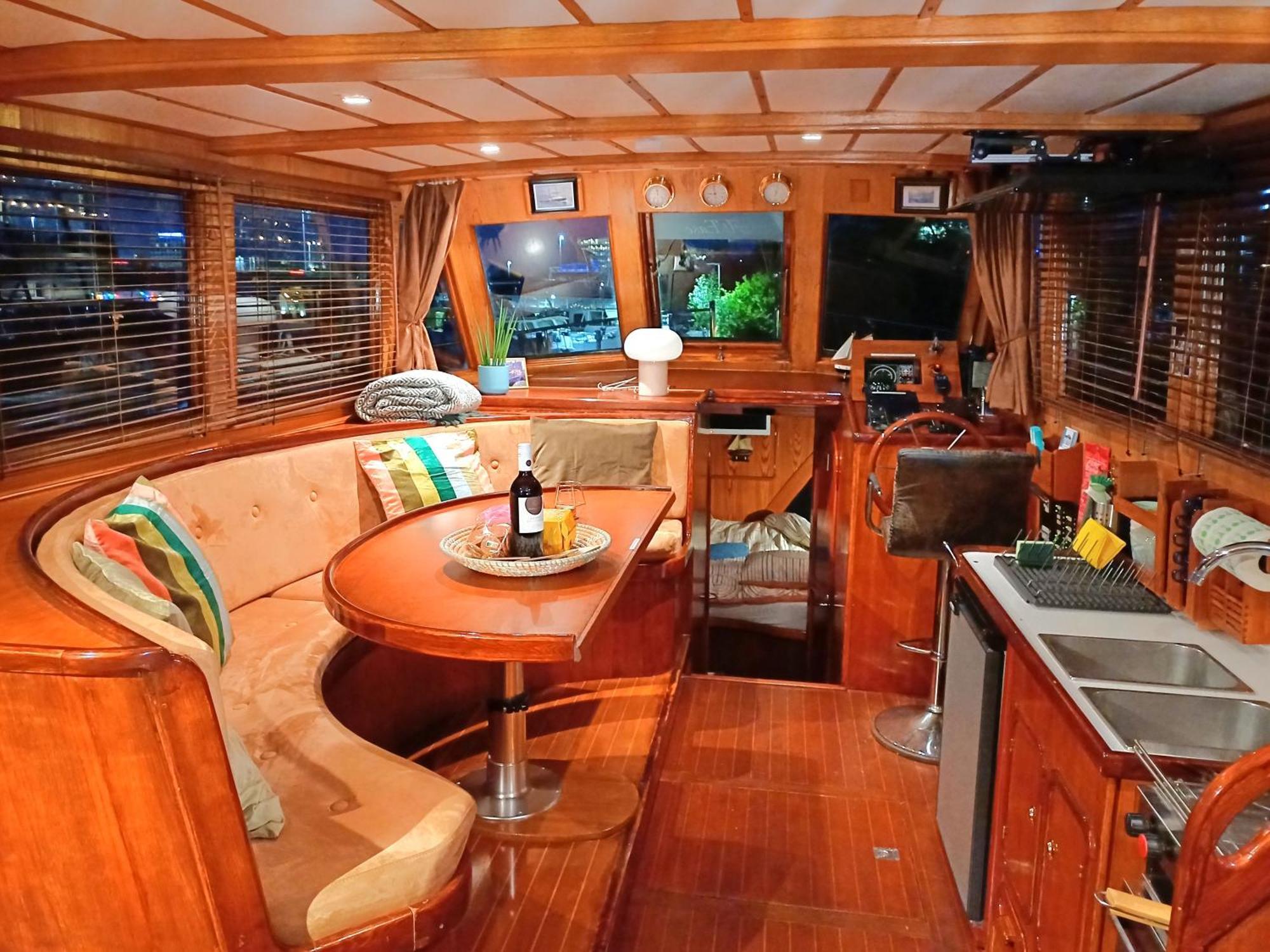 Motorjacht At Ease Hotel en barco *