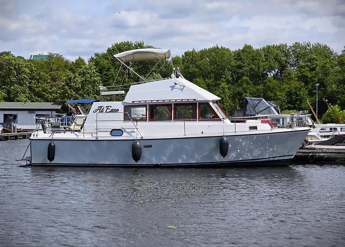 Motorjacht At Ease